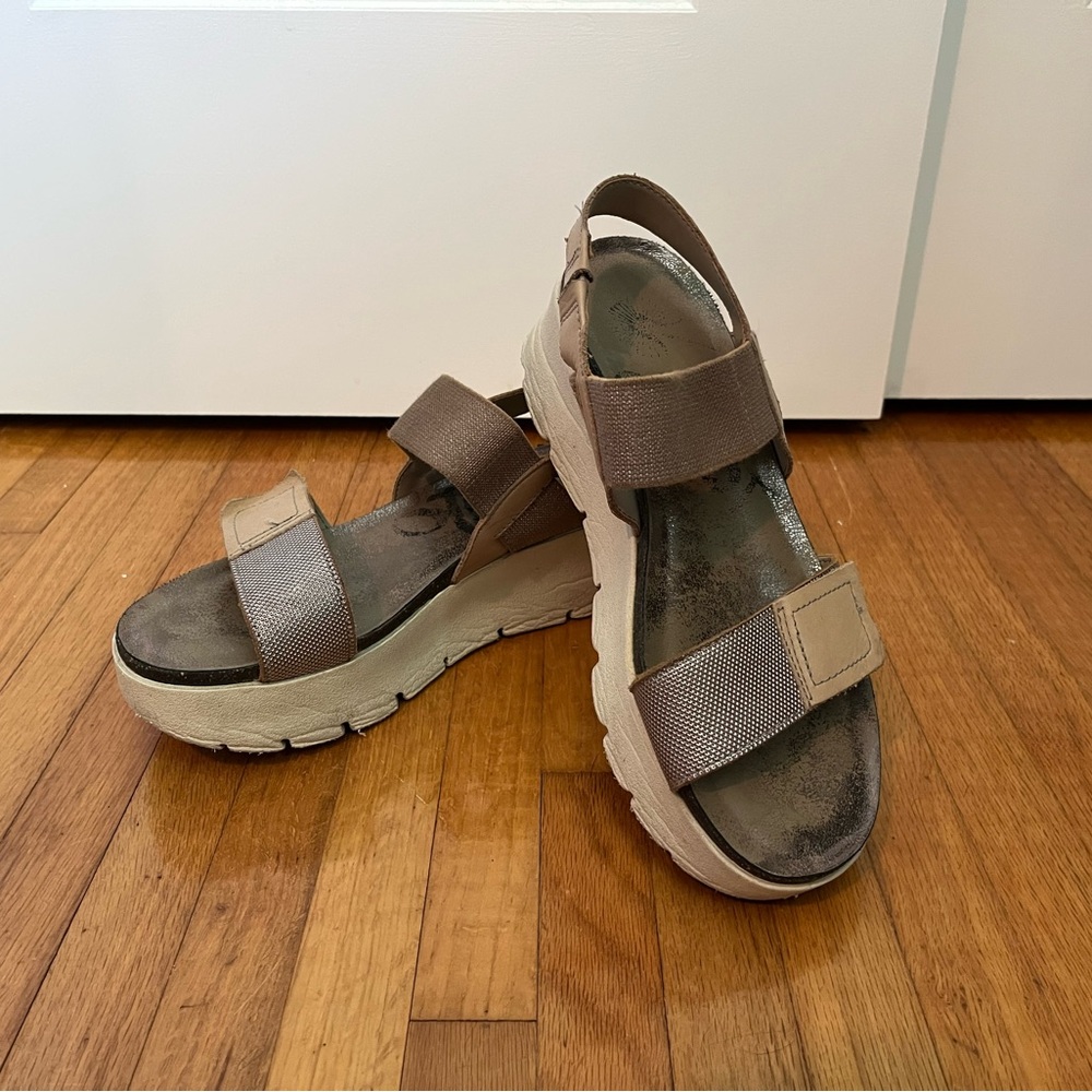 OTBT Nova sandal size 8.5